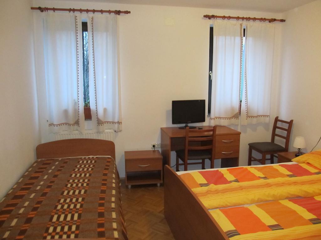 Tourist Farm Ljubica Villa Poljane nad Škofjo Loko Habitación foto